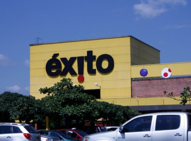 Stormarknaden Éxito på avstånd.