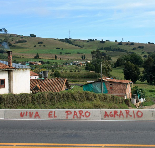 Graffiti vid vägkanten på landsbygden