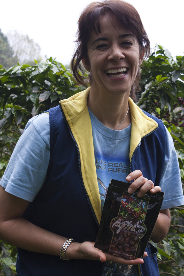 Leticia håller i ett paket av en ny sorts kaffe
