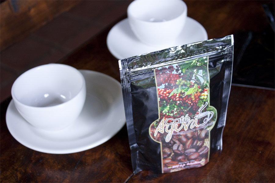 Två kaffekoppar och ett paket med den nya kaffesorten.