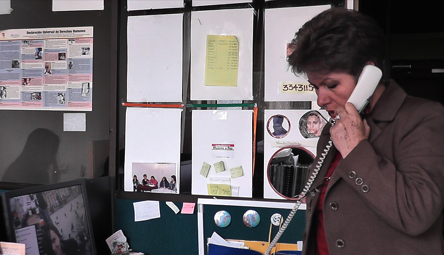 Ruby pratar i telefon på ett kontor