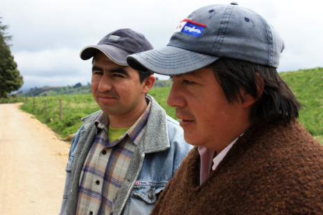 Lázaro står och tittar ut över fälten tillsammans med en granne